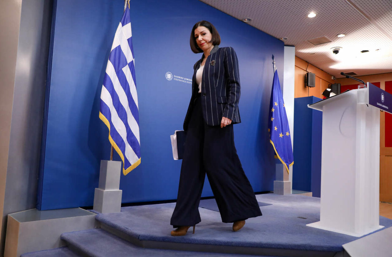 Επιμένει ο ΣΥΡΙΖΑ: Σας πιάσαμε με τη «γίδα στην πλάτη» – Πελώνη: Αντί συγγνώμης ζητάτε και τα ρέστα