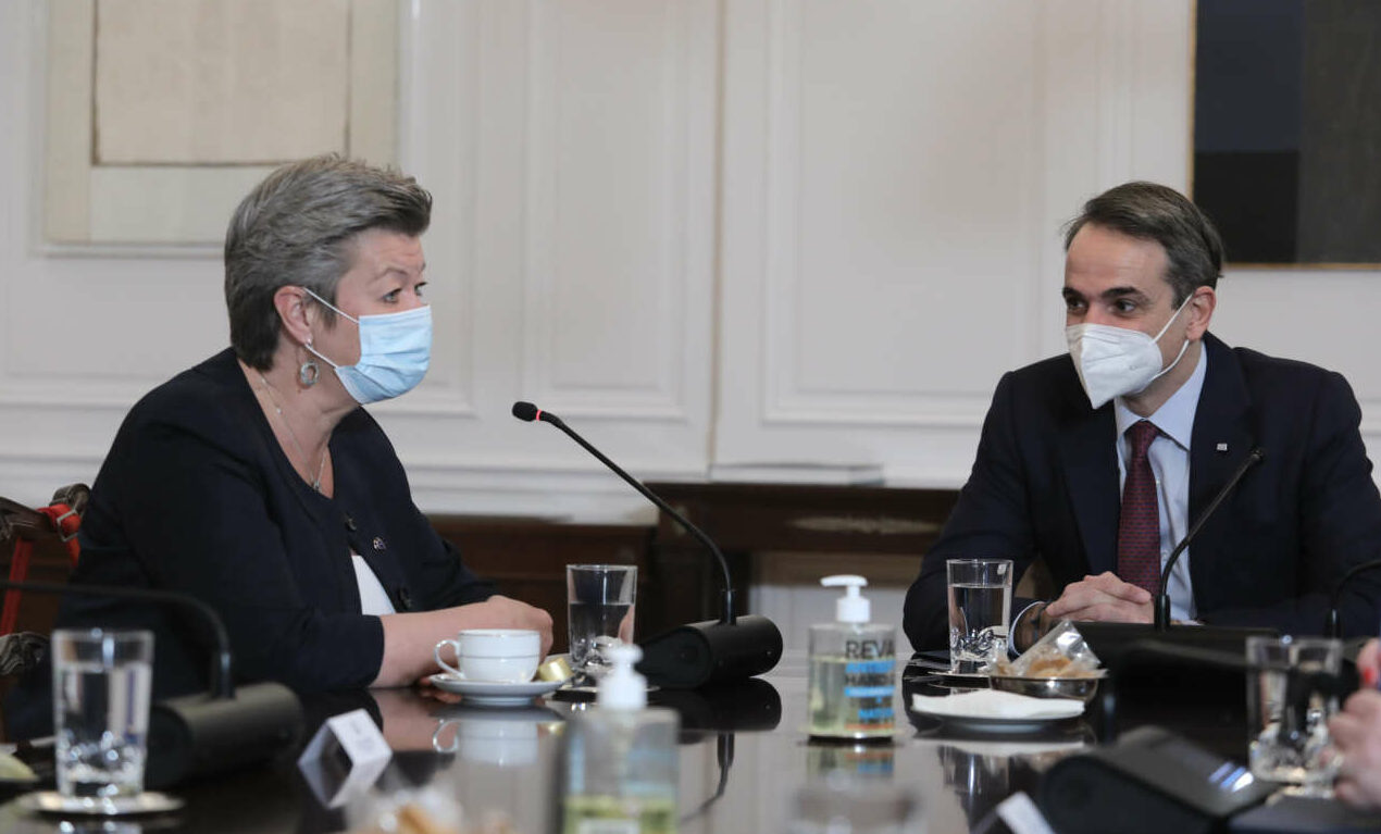 Μεταναστευτικό: Στον Μητσοτάκη η Γιόχανσον αφού «τα άκουσε» από τους κατοίκους των νησιών