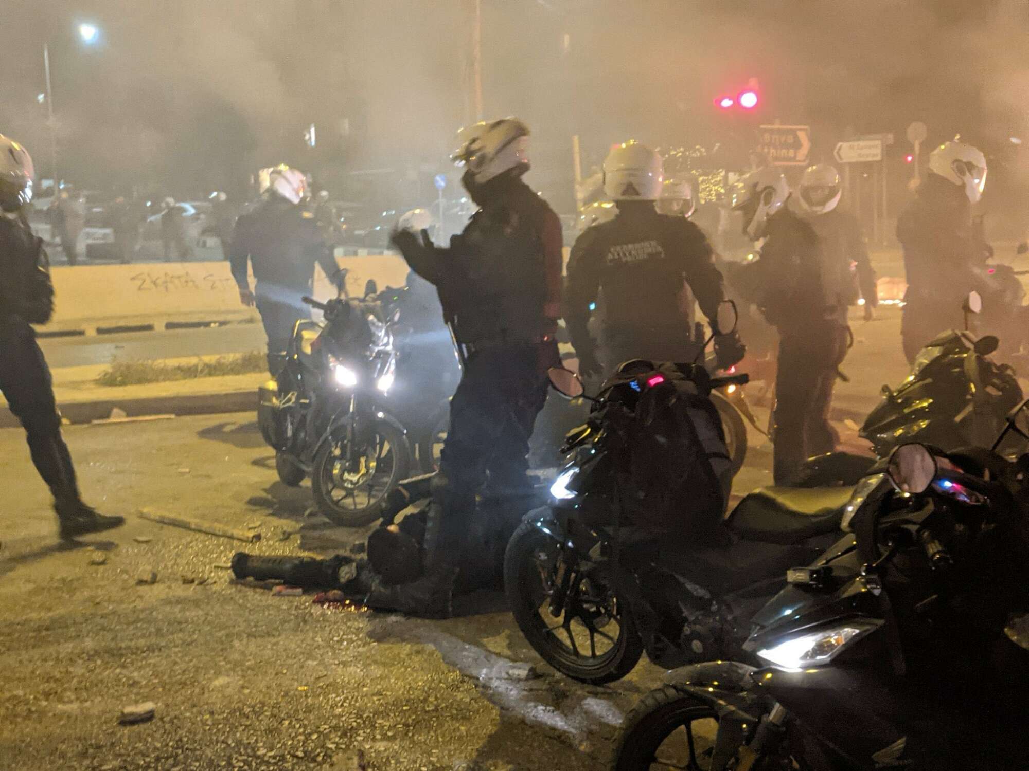 Αναρχία, καταστροφές και τραυματίες αστυνομικοί στη Νέα Σμύρνη