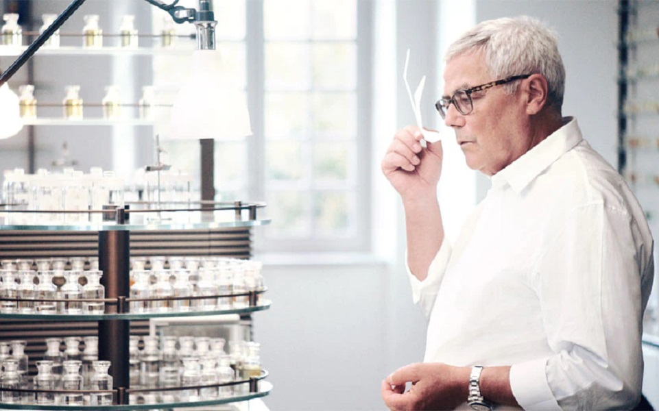 Πώς φτιάχνει αρώματα ο άνθρωπος με την πολύτιμη «μύτη»