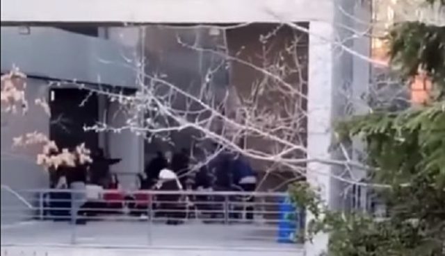 Ο ΕΟΔΥ έπαυσε τέσσερις συμβασιούχους για το κορονο-τσίκνισμα στην Helexpo