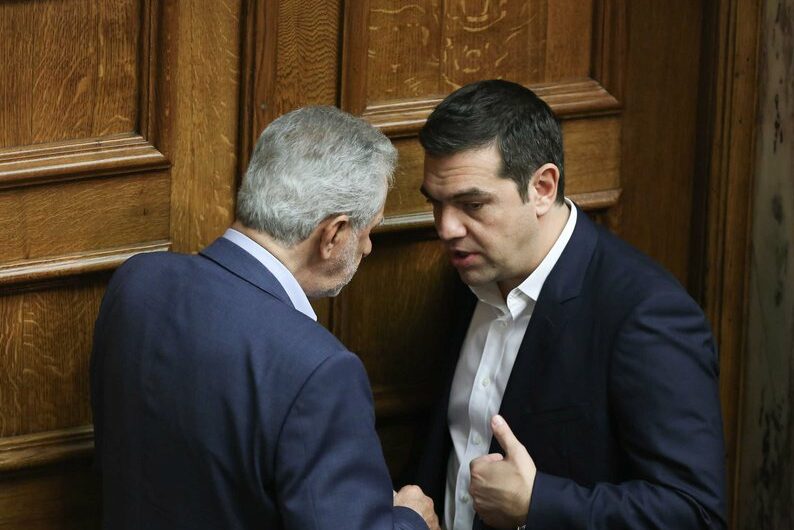 ΝΔ σε ΣΥΡΙΖΑ: Σας πήρε μία ημέρα για την αποδοκιμασία Δρίτσα – Αφωνία ο Τσίπρας