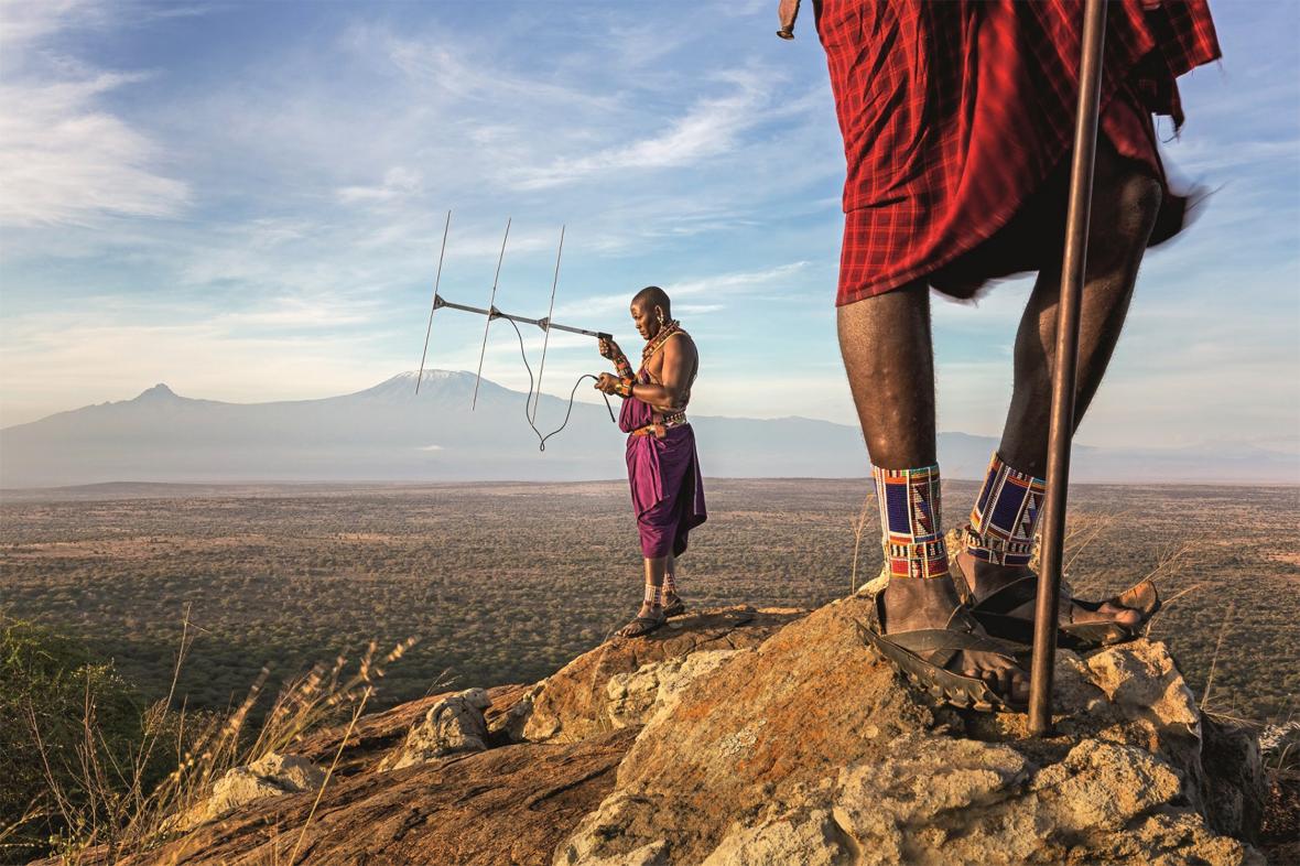 Δύο μέλη της ομάδας «Φύλακες Λεόντων», χρησιμοποιούν τηλεμετρία για να εντοπίσουν λιοντάρια σε περιοχές που βρίσκονται στα περίχωρα του του Εθνικού Πάρκου Amboselli στην Κένυα. Οι Φύλακες Λεόντων είναι άνδρες της φυλής Μασάι πολλοί εκ των οποίων υπήρξαν κυνηγοί λιονταριών. Οι Μασάι κυνηγούν τα λιοντάρια για να προστατεύσουν τα ζώα και ειδικά τις αγελάδες τους. Για να περιοριστεί αυτή η τακτική δημιουργήθηκε το πρόγραμμα «Lion Guardians» με τους άνδρες των Μασάι να εντοπίζουν και να οδηγούν λιοντάρια μέσα σε προστατευμένες περιοχές όπου παρακολουθείται η κίνηση τους. Με αυτόν τον τρόπο επιτυγχάνεται από την μια πλευρά η διακοπή της εξόντωσης των λιονταριών ενώ από την άλλη οι πρώην κυνηγοί αποκτούν μια προσωπική σχέση με τα λιοντάρια που εντοπίζουν και παρακολουθούν στην συνέχεια
