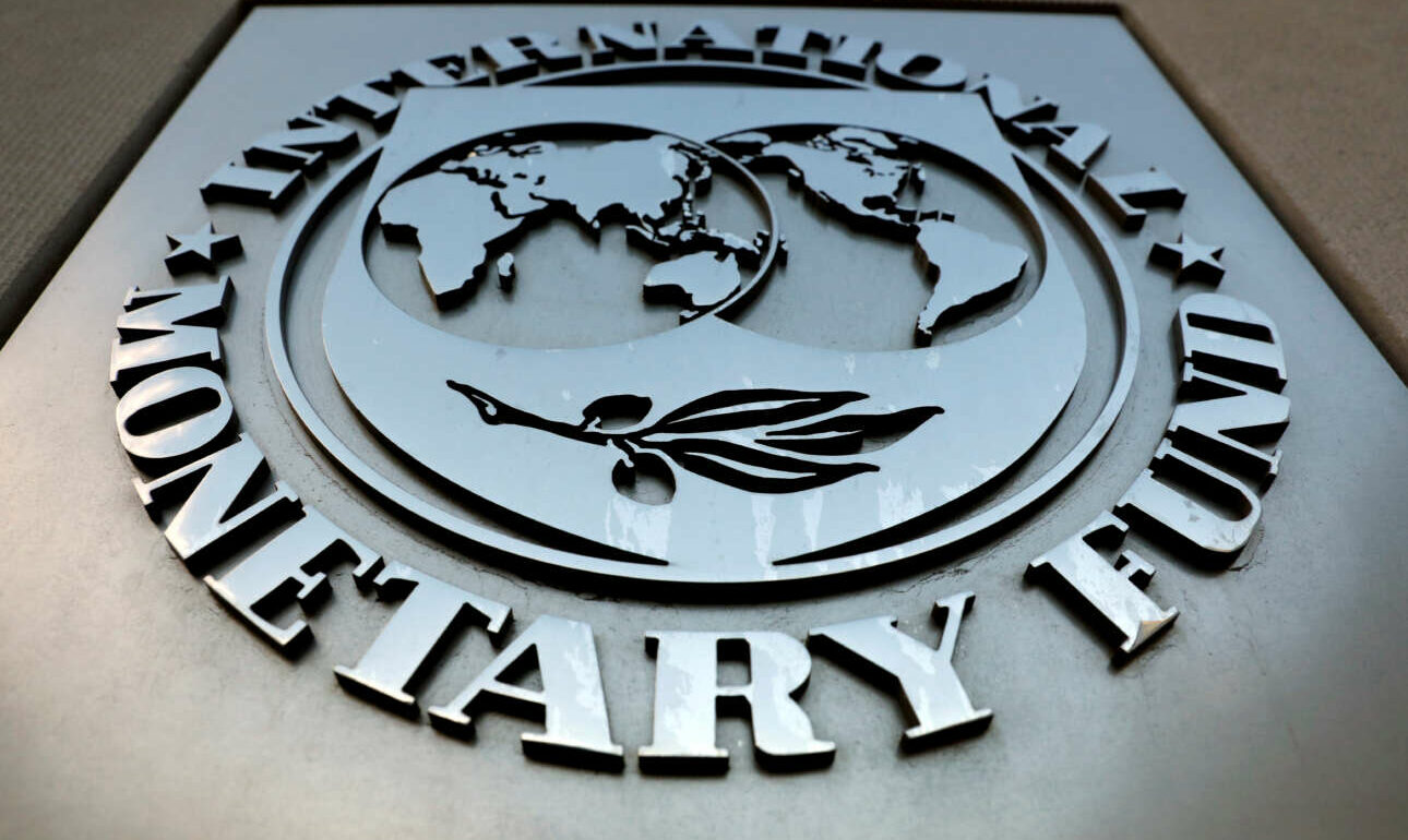 ΔΝΤ: Eπιστροφή της Ελλάδας σε πρωτογενή πλεονάσματα το 2022