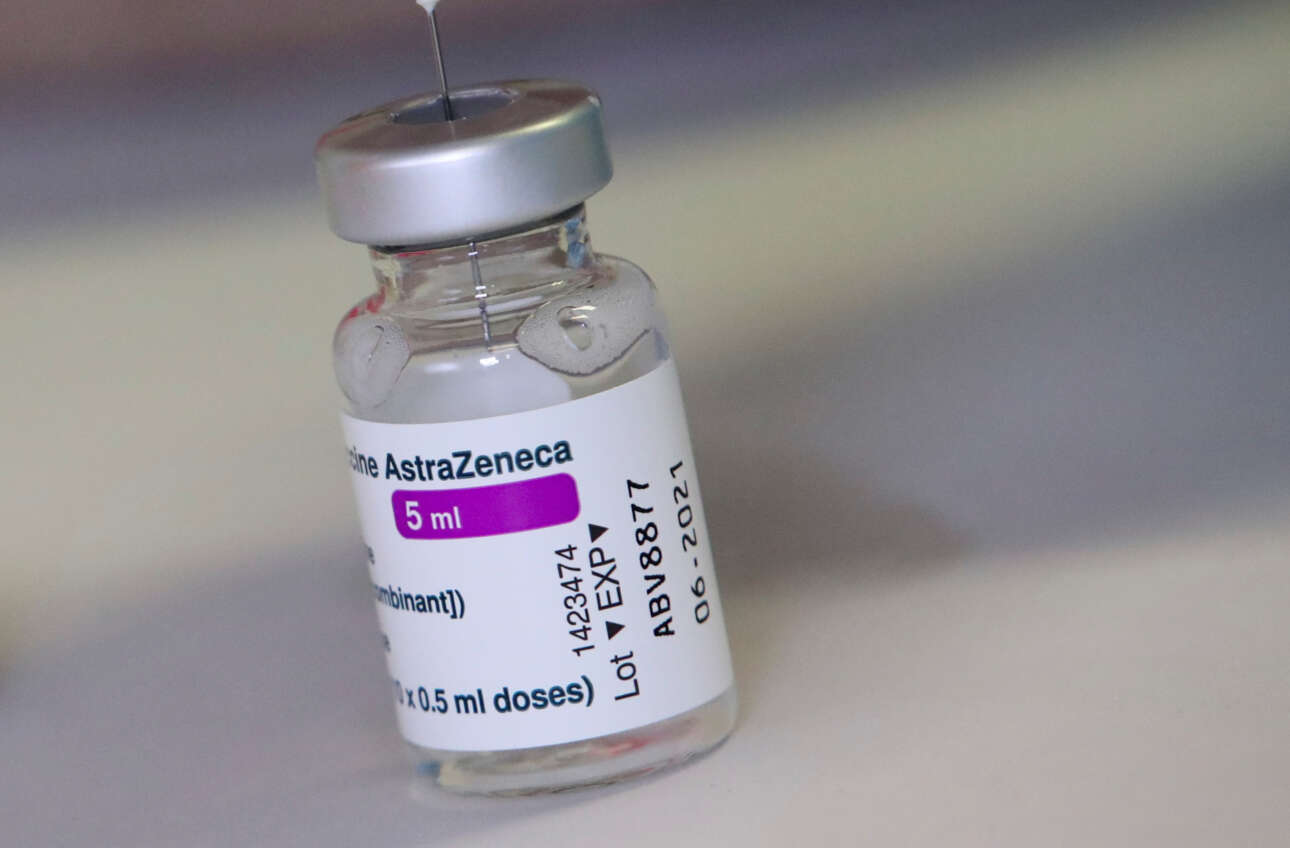 Εμβόλιο AstraZeneca: τα οφέλη και οι κίνδυνοι