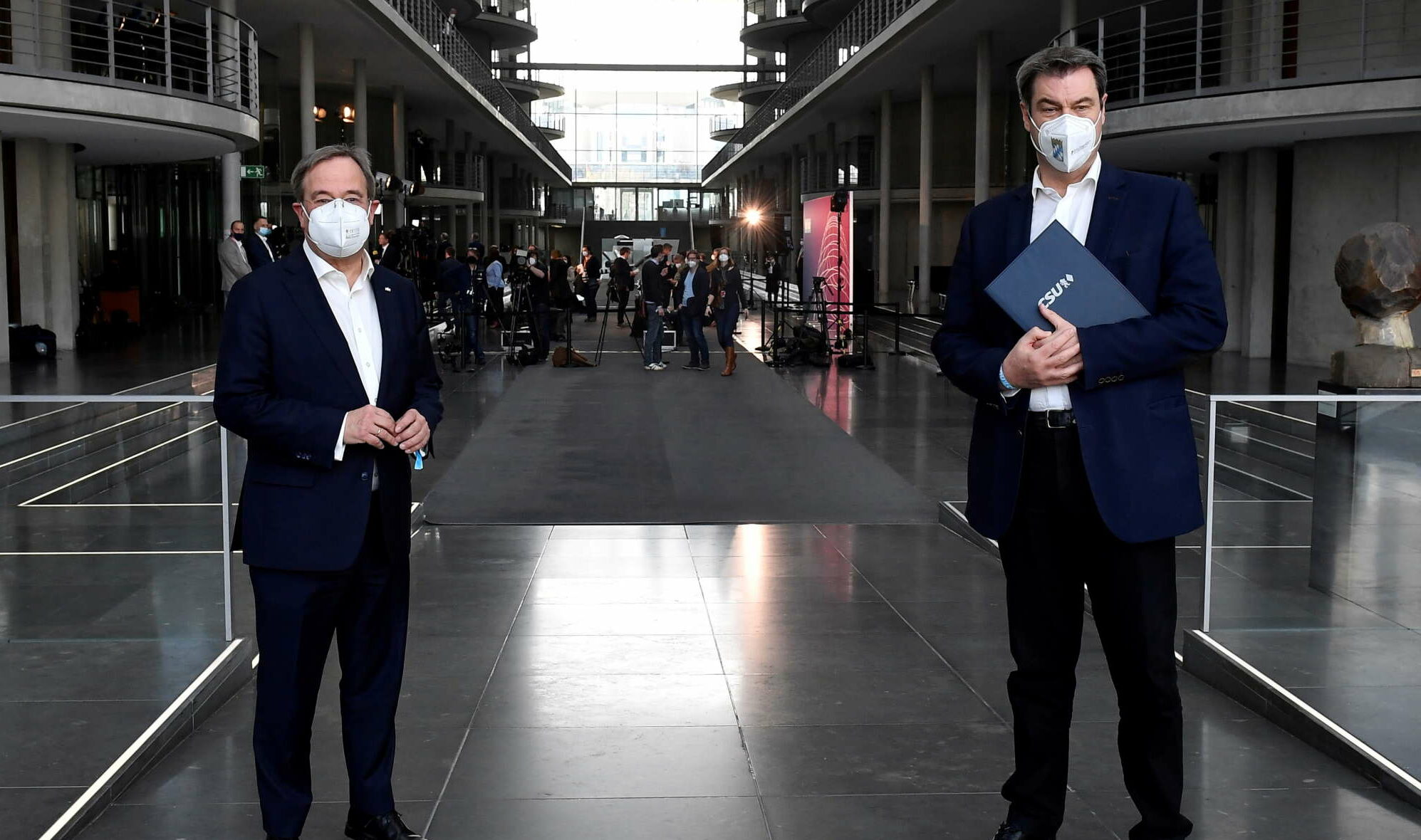 Γερμανία: «Σφαγή» Ζέντερ – Λάσετ για την καρέκλα της Μέρκελ