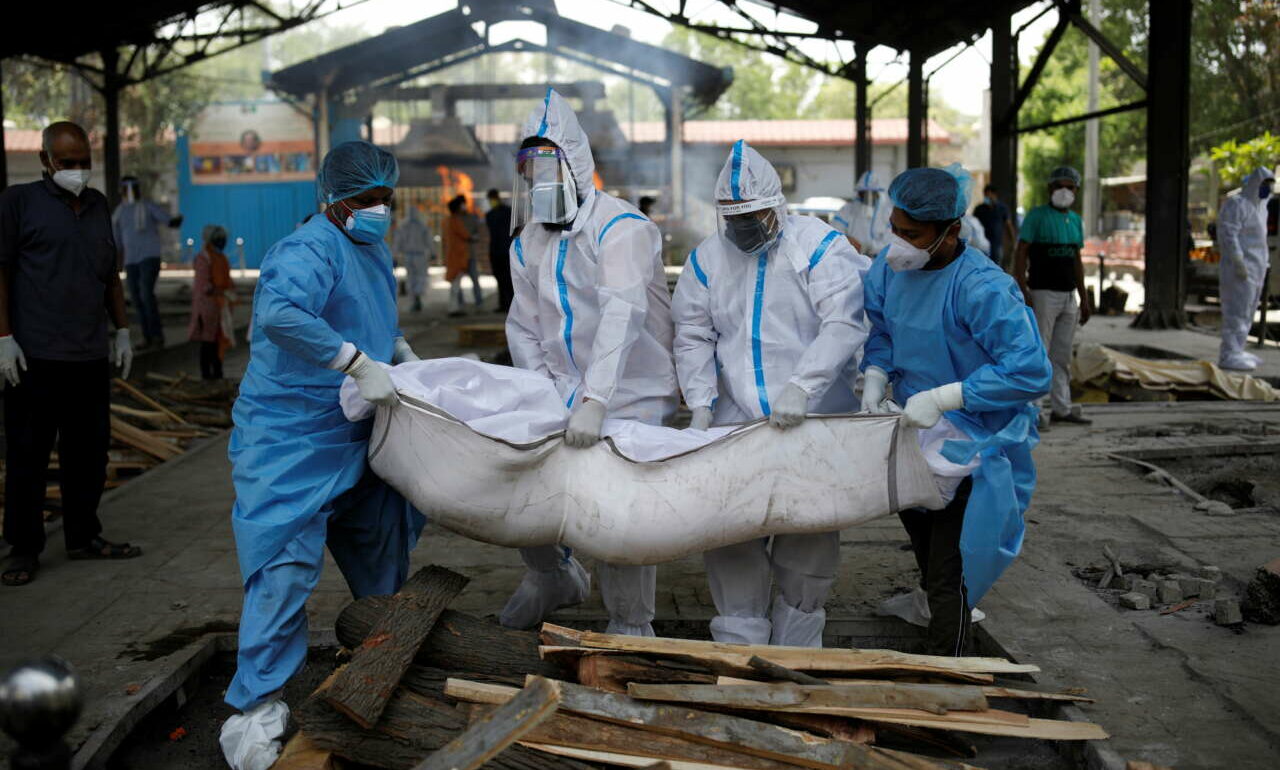 «Μαύρη» ημέρα στην Ινδία: Πάνω από 2.000 νεκροί και σχεδόν 300.000 κρούσματα