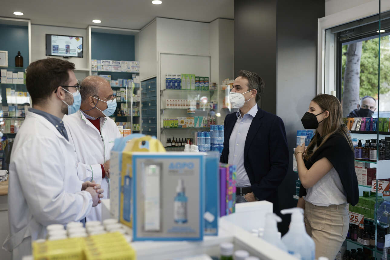 Σε φαρμακείο της Καλλιθέας ο Μητσοτάκης – για το self test της κόρης του Δάφνης