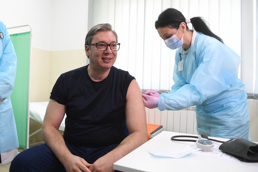 Σερβία: Εμβολιάστηκε ο πρόεδρος Βούτσιτς «ψηφίζοντας» το κινέζικο σκεύασμα