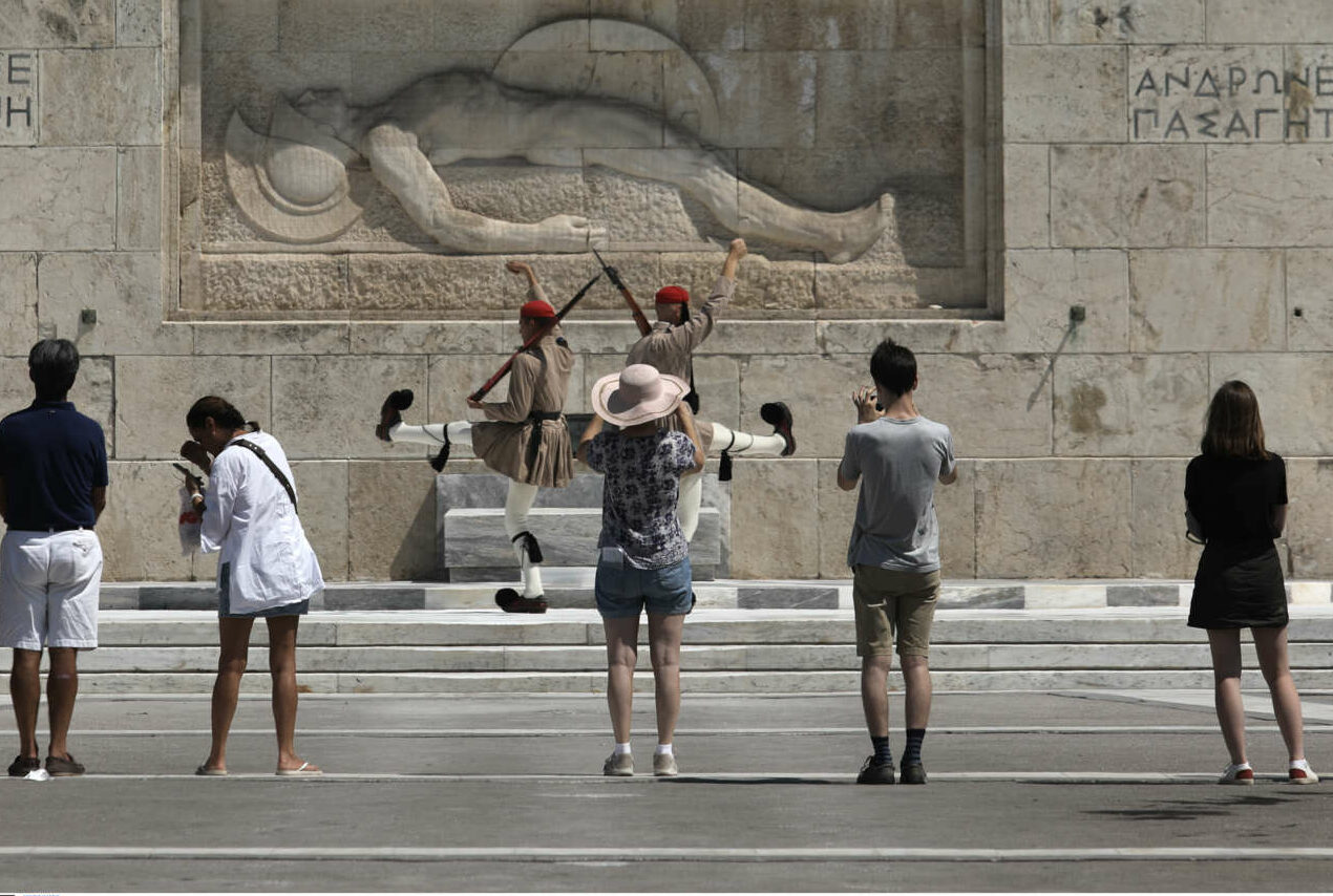 Δερμιτζάκης: «Ναι» σε self tests και ανοικτά μαγαζιά – Να μην μπερδεύουμε τον κόσμο