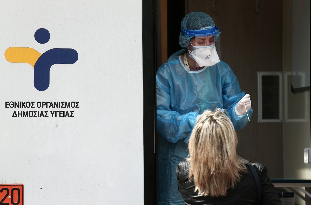 Κορονοϊός: 104 νεκροί, 819 διασωληνωμένοι και 3.833 κρούσματα την Πέμπτη