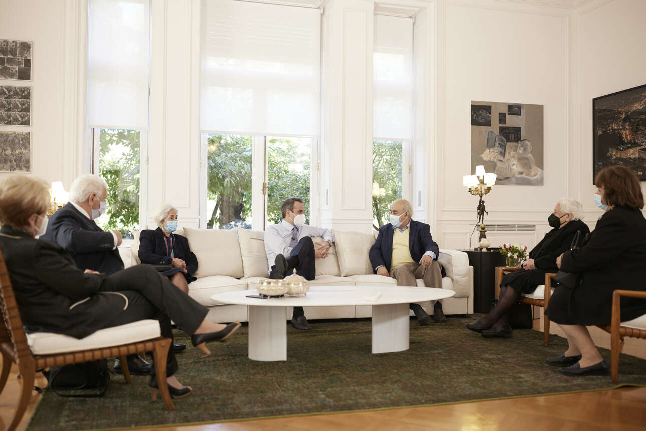 «Μου έλειψε το εγγονάκι μου» – Τι άκουσε και τι είπε ο Μητσοτάκης με τους εμβολιασμένους των 64+