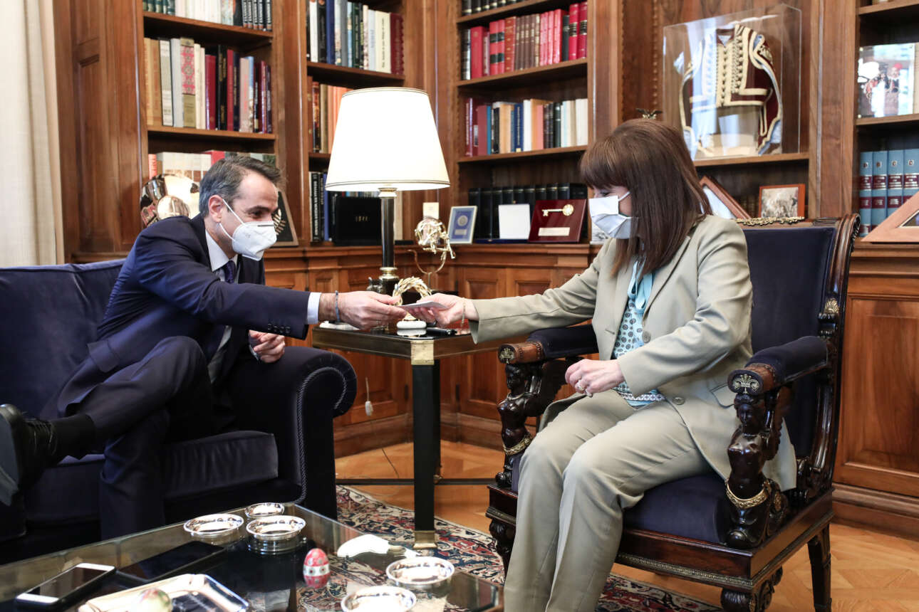 Μητσοτάκης σε Σακελλαροπούλου: Σας έχω φέρει εδώ ένα στικάκι με το «Ελλάδα 2.0»