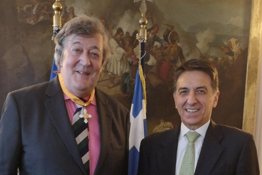 «Ζήτω η Ελλάδα!»: Ο Στίβεν Φράι Ταξιάρχης του Τάγματος του Φοίνικος