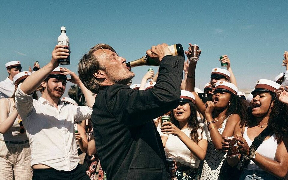 «Ασπρο πάτο»: Μια ταινία για το αλκοόλ που δοξάζει τη ζωή