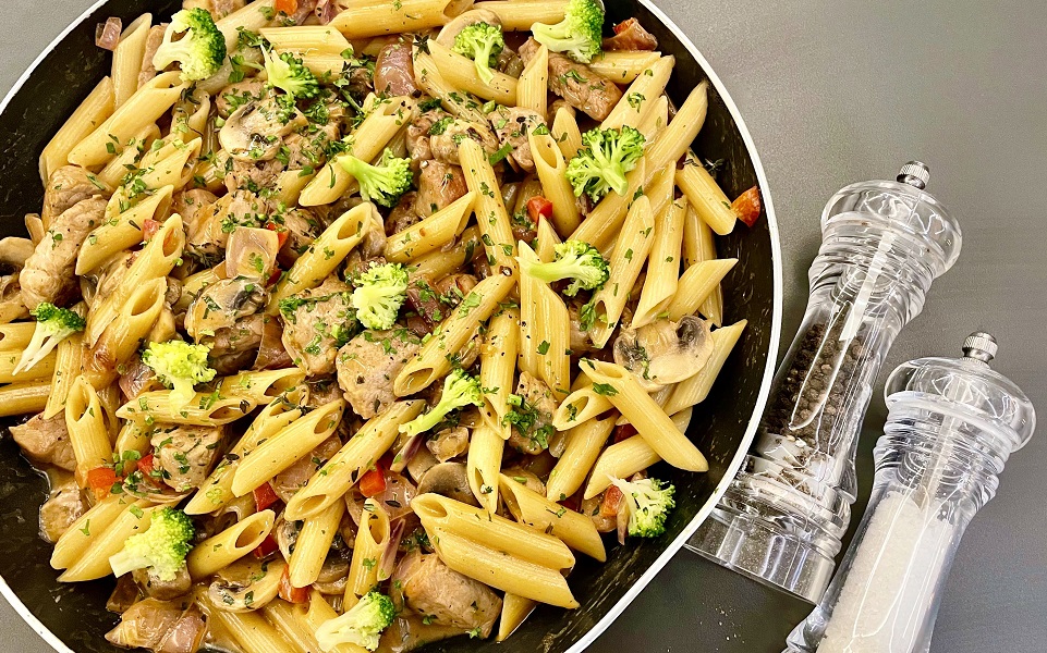 Πένες με ψαρονέφρι, λαχανικά και τυρί κρέμα