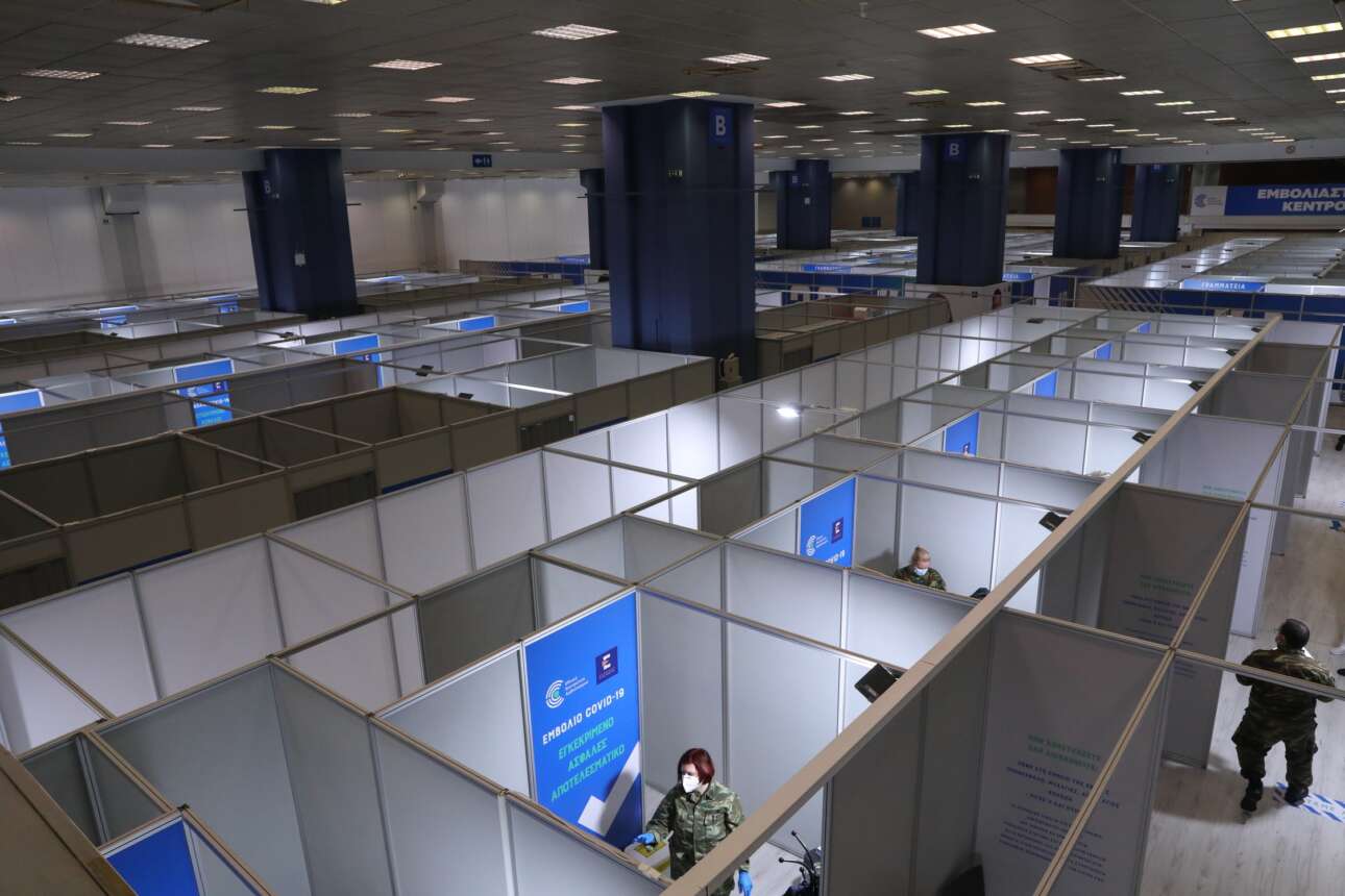 Η «μαύρη τρύπα» των εμβολιασμών που ανησυχεί το Μαξίμου