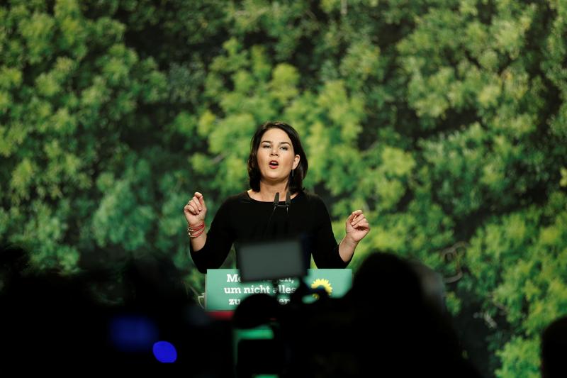 Handelsblatt: Γιατί Ελληνες, Ιταλοί και Αμερικανοί θέλουν Μπέρμποκ για καγκελάριο