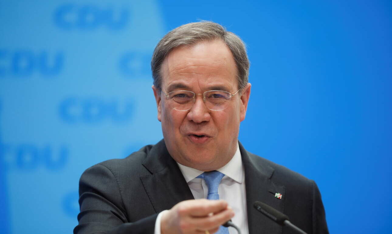 Δημοσκόπηση-«καμπανάκι» για τον Λάσετ, πρώτη σε κρατίδιο η Εναλλακτική για τη Γερμανία