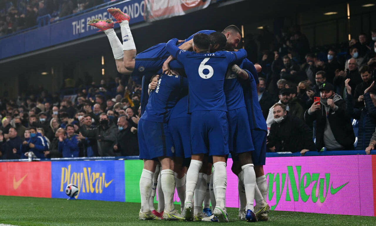 Τα εμβόλια γεμίζουν, πάλι, τα γήπεδα