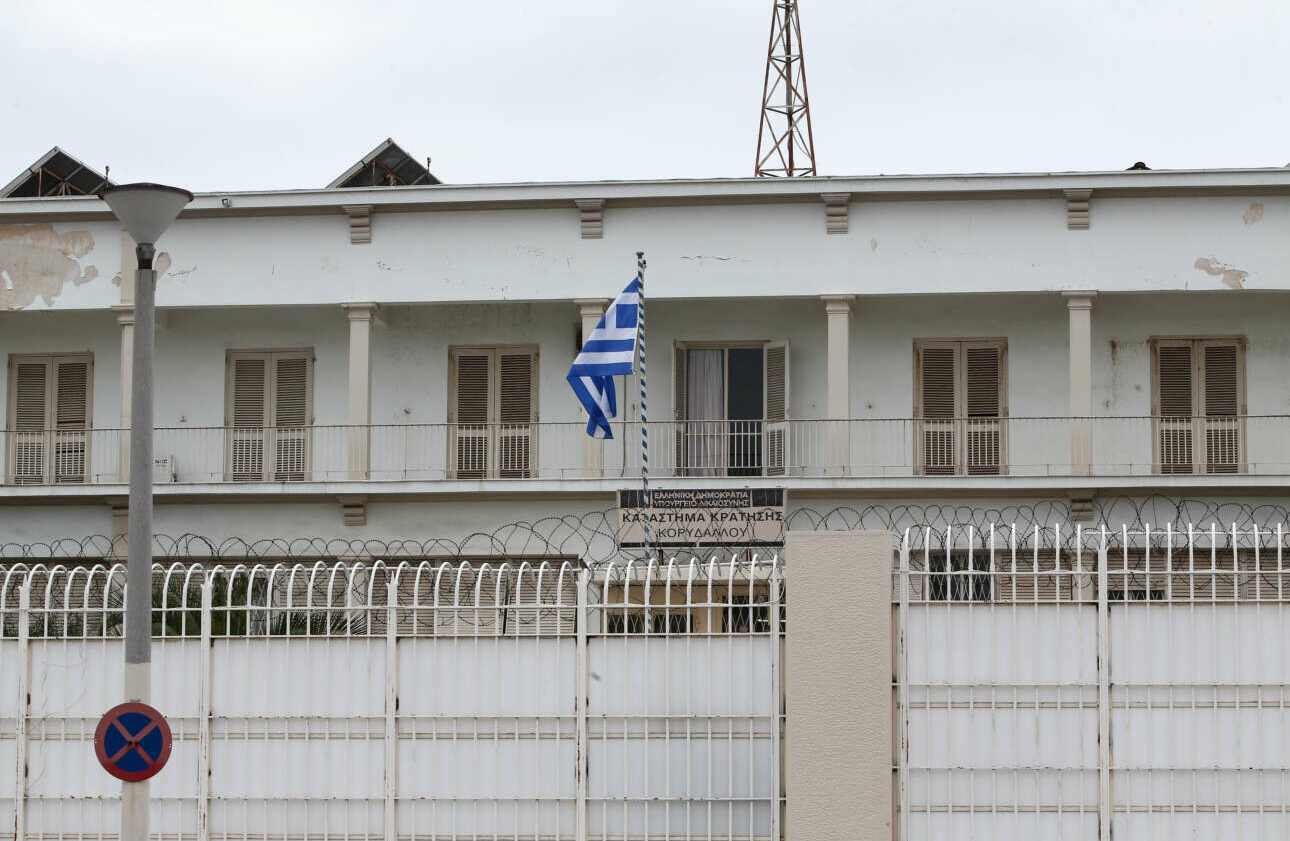 Στο ίδιο κελί με αστυνομικούς της… μαφίας ο Μένιος Φουρθιώτης