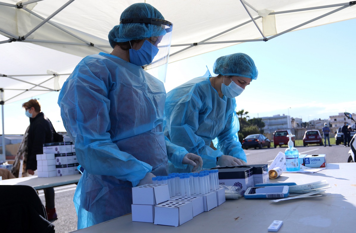 Κορονοϊός: 3.197 κρούσματα, 52 νεκροί και 732 διασωληνωμένοι την Τρίτη