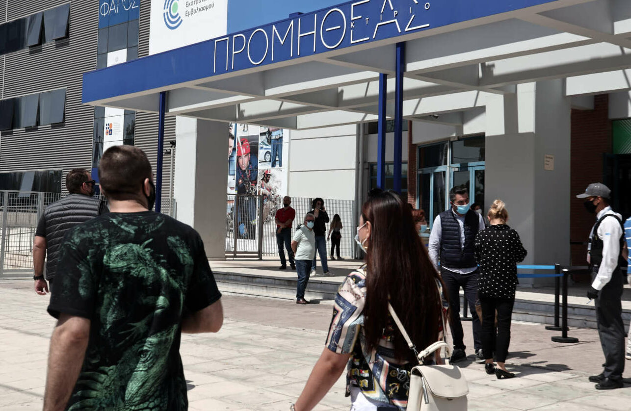 Ερευνα: Πόσο αποτελεσματικά είναι τα εμβόλια Pfizer – AstraZeneca μετά τη δεύτερη δόση