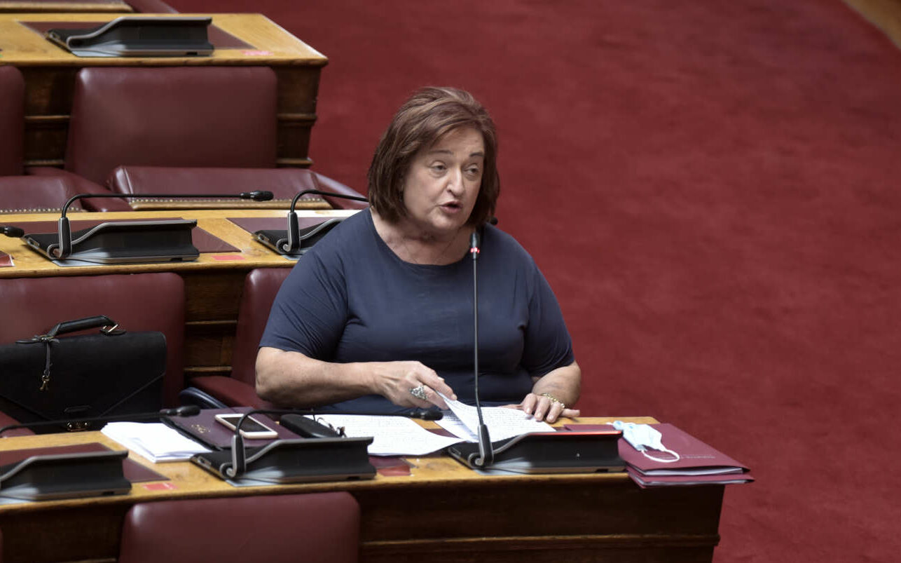 Επίθεση σε Τσιάρα και «όχι» από τη Γιαννάκου στον νόμο για τη συνεπιμέλεια