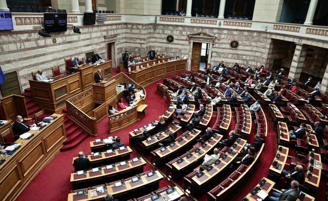 Συνεπιμέλεια: Πέρασε με 156 «ναι» το νομοσχέδιο – Καταψήφισαν Γιαννάκου και Κεφαλογιάννη