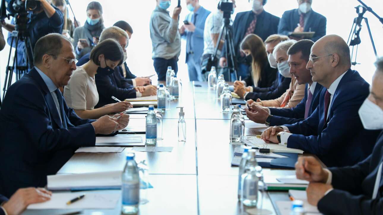 Στη σκιά της αεροπειρατείας Λουκασένκο το τετ α τετ Λαβρόφ – Δένδια