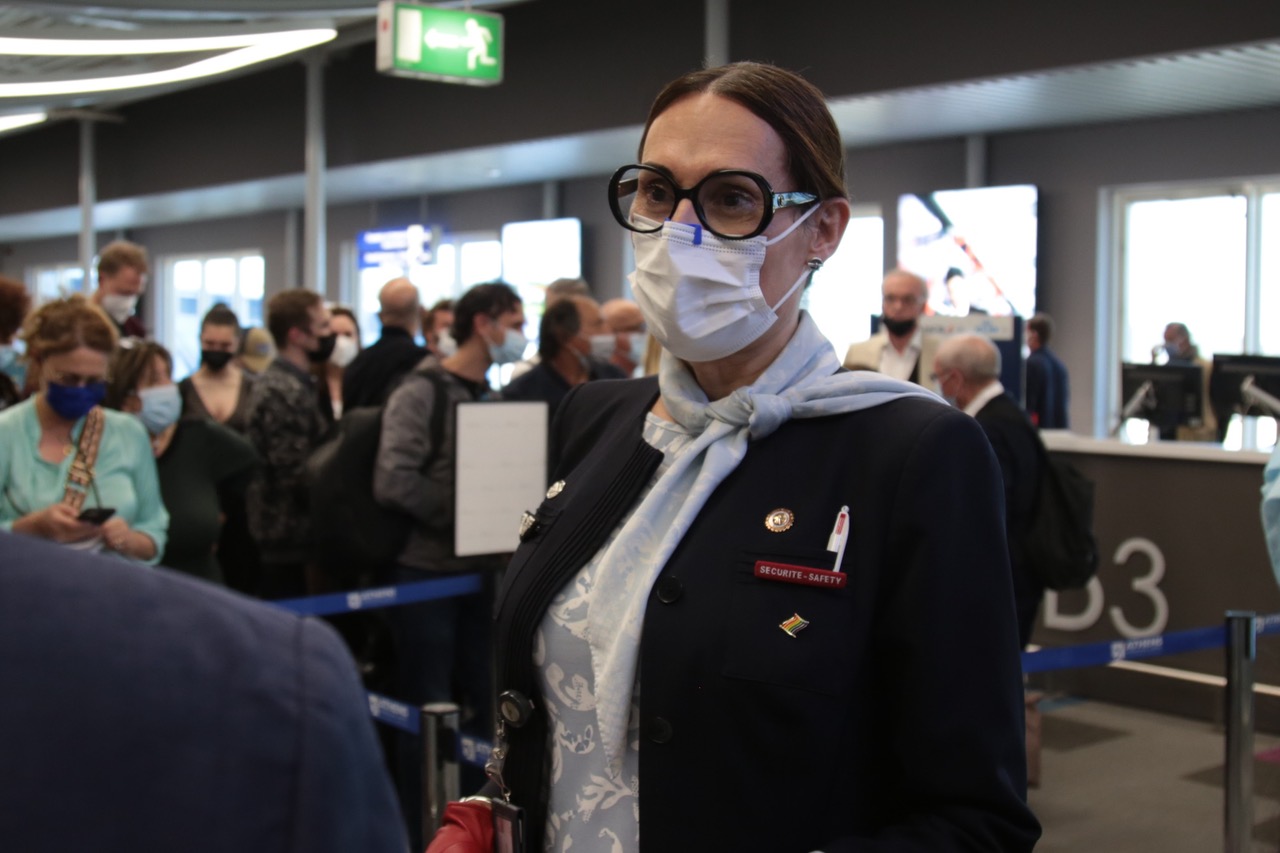 Air France: Με τη σημαία του Ουράνιου Τόξου και διεμφυλική υπεύθυνη καμπίνας