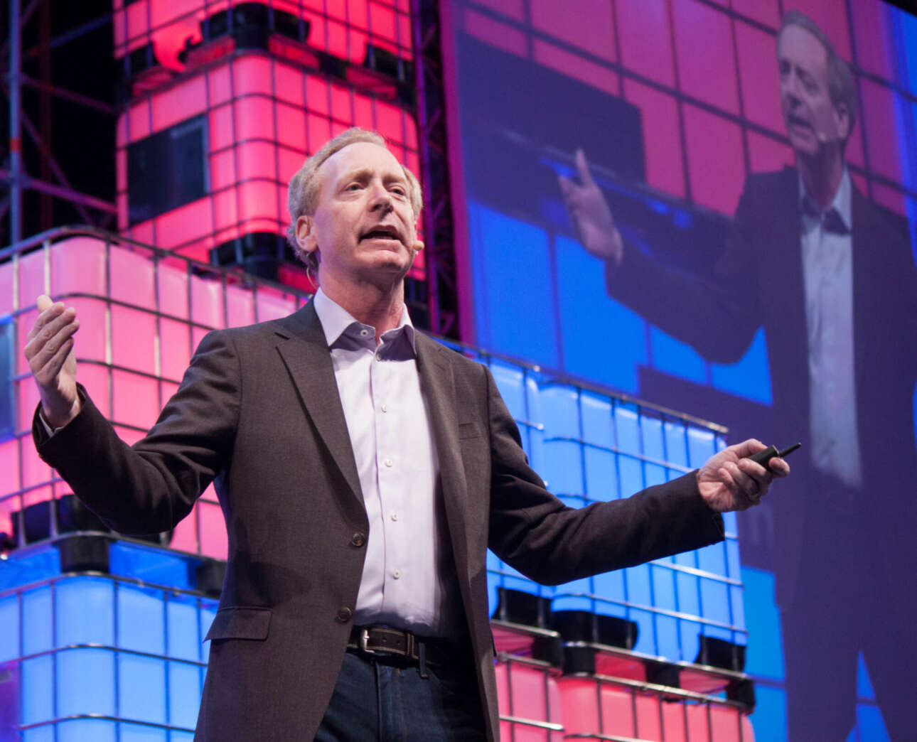 Οργουελικό μέλλον προβλέπει ο πρόεδρος της Microsoft