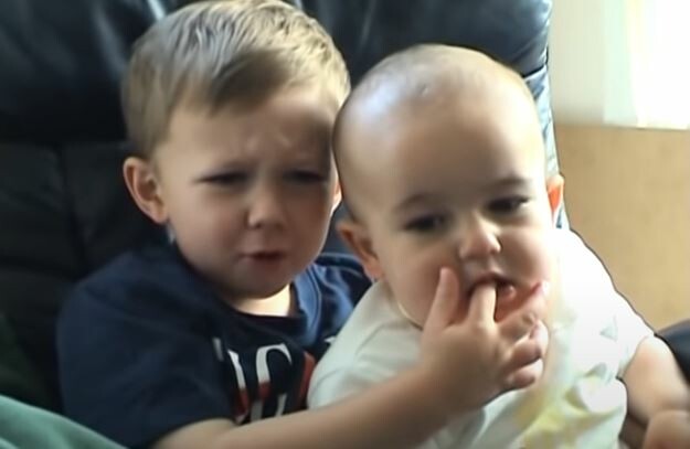 «Ο Τσάρλι δάγκωσε το δάχτυλό μου»: Το βίντεο που πουλήθηκε 760.000 δολάρια