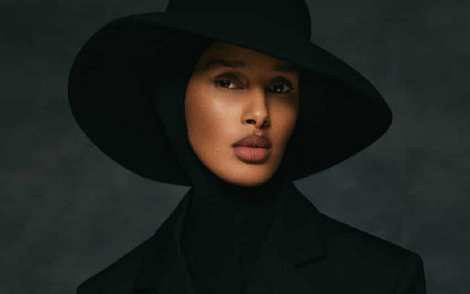 Η κυρία «κάτω τα χέρια από τη μαντίλα μου» διευθύντρια της σκανδιναβικής Vogue