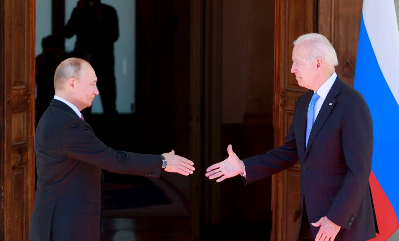 Ιστορική στιγμή: Η χειραψία και ο διάλογος Πούτιν – Μπάιντεν