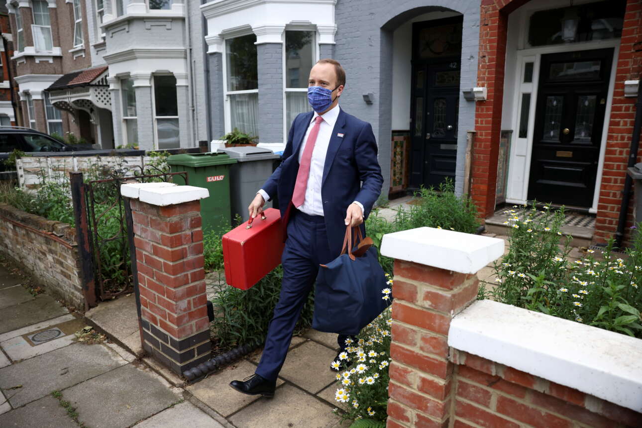 Ροζ σκάνδαλο στη Βρετανία: Κάμερα έπιασε τον Ματ Χάνκοκ να φιλάει σύμβουλό του στο υπουργείο