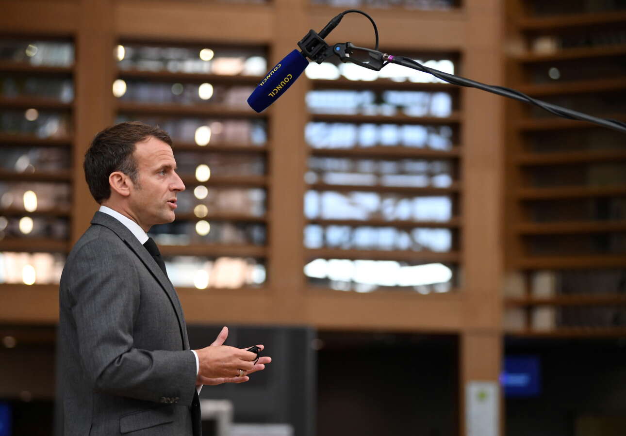 Ο Μακρόν προειδοποιεί: Να προσέξουμε με τη μετάλλαξη Δέλτα