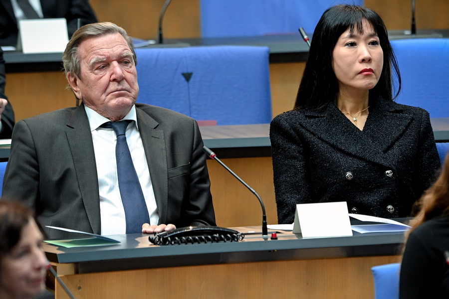 Ο Γκέρχαρντ Σρέντερ θα αποζημιώσει τον πρώην σύζυγο της γυναίκας του για… μοιχεία