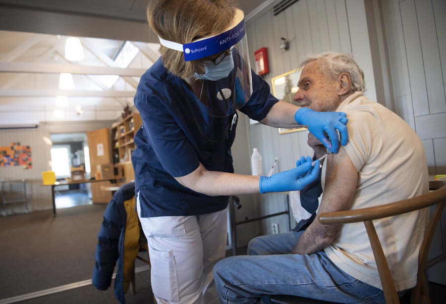 Σουηδία: Η πανδημία έβαλε ακόμη περισσότερο στο περιθώριο τους ηλικιωμένους