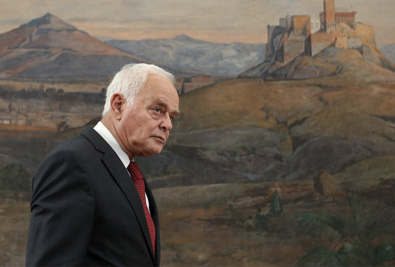 Μανιτάκης: Συνταγματική η απαγόρευση εισόδου σε ανεμβολίαστους εργαζομένους