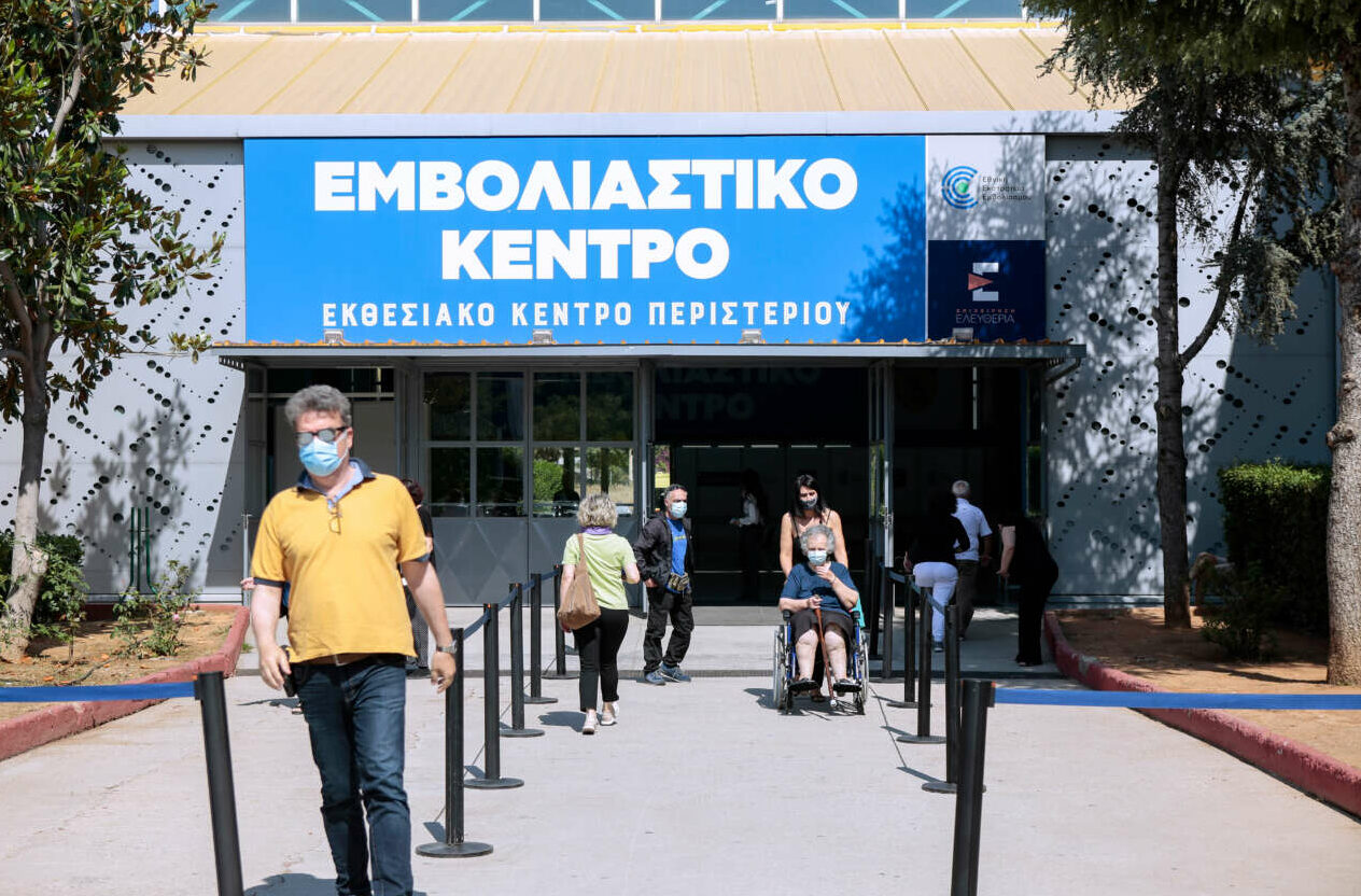 Προνόμια εμβολιασμένων: Πόσο ρεαλιστικό είναι – Τι λένε Μαξίμου και καθηγητές