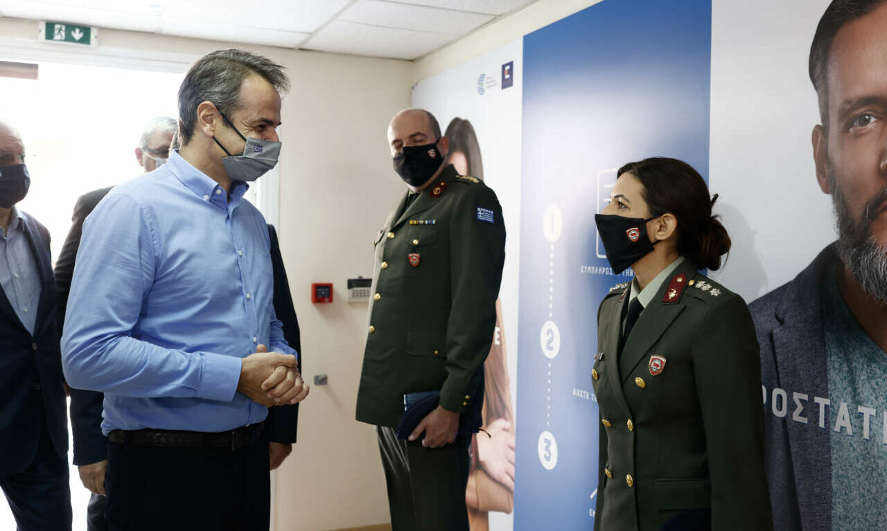 Μητσοτάκης από τα Ιωάννινα: Να σπεύσουν οι νέοι να εμβολιαστούν