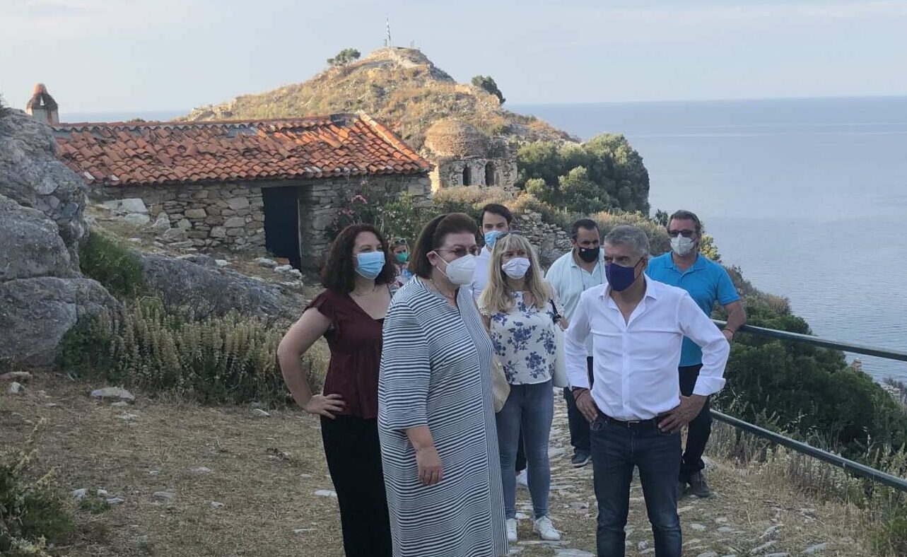 Μενδώνη: Εμβληματικό έργο η αποκατάσταση του Κάστρου στη Σκιάθο