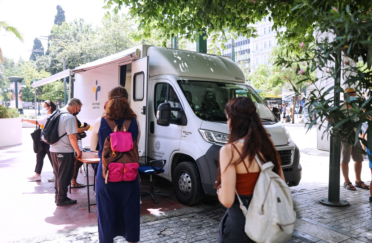 Κορονοϊός: 489 κρούσματα, 15 νεκροί και 256 διασωληνωμένοι την Πέμπτη