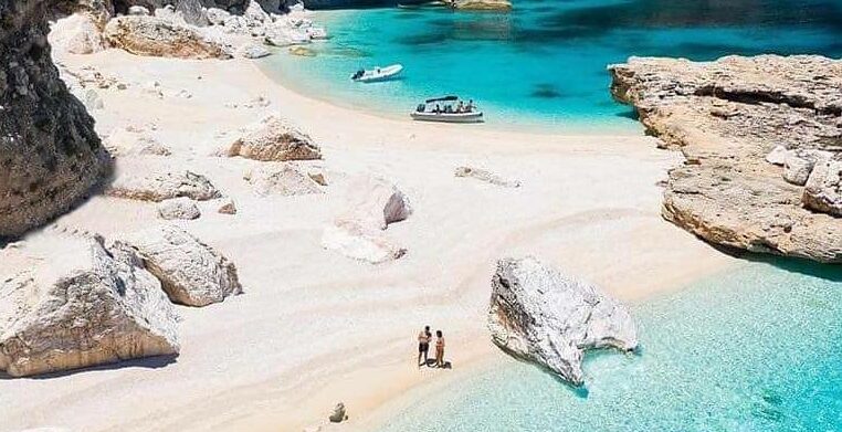 Σαρδηνία: Πρόστιμο 3.000 ευρώ σε όσους κλέβουν την περίφημη λευκή άμμο του νησιού