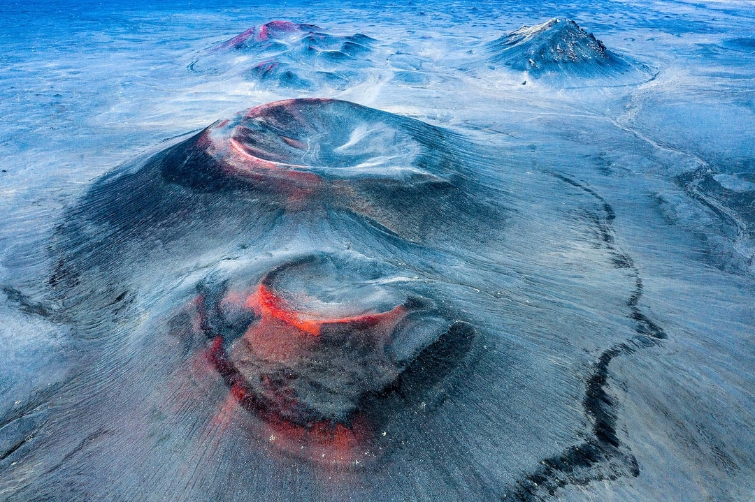 H φωτογραφία στην κατηγορία «Τοπία Στεριάς, Θάλασσας και Χλωρίδας» μοιάζει εκ πρώτης όψεως να απεικονίζει την ροή λάβας από ηφαίστεια της Ισλανδίας. Στην πραγματικότητα πρόκειται για οξείδια σιδήρου που εναποτέθηκαν εκεί σε παλαιότερες εκρήξεις. Τα ηφαίστεια της περιοχής Fjallabak δεν έχουν ενεργοποιηθεί από τον 15ο αιώνα. Η περιοχή βιώνει συνθήκες άγριου χειμώνα δέκα μήνες τον χρόνο οπότε η βλάστηση είναι ελάχιστη.