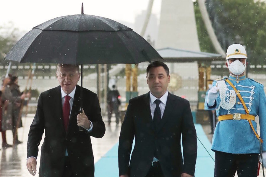 Από το sofagate στο umbrellagate: Ο «φιλόξενος» Ερντογάν άφησε τον καλεσμένο του να βρέχεται