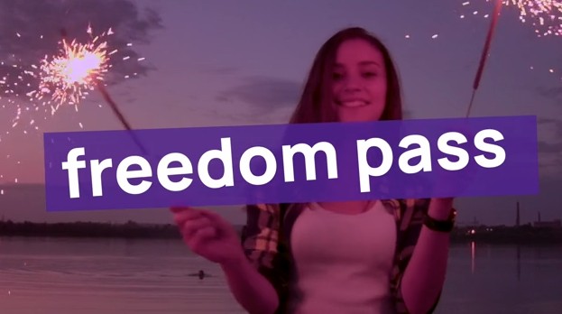 Πυρά από την αντιπολίτευση για το Freedom Pass – Πώς απάντησε η κυβερνητική εκπρόσωπος