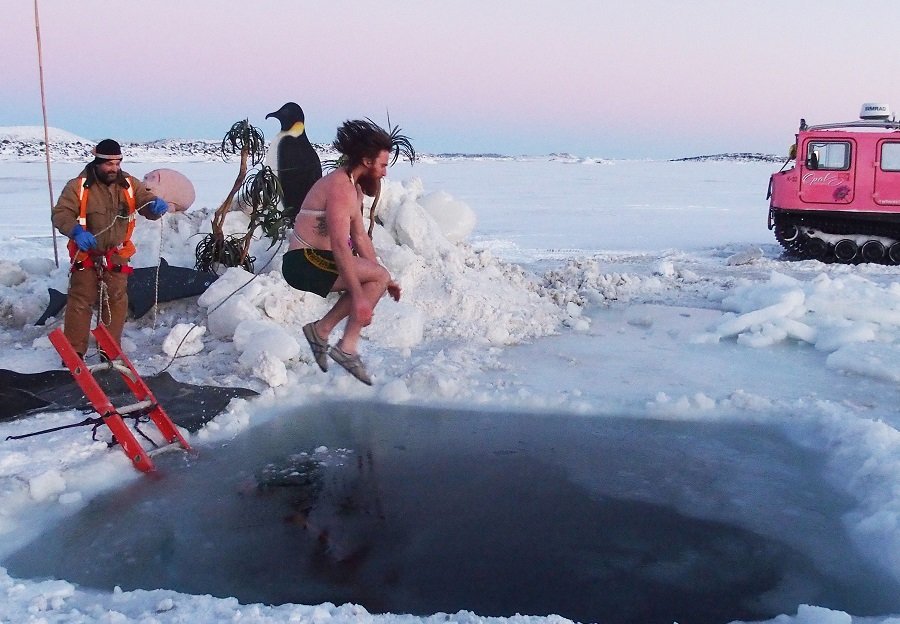 Γιόρτασαν το χειμερινό ηλιοστάσιο στην Ανταρκτική με… βουτιές στα παγωμένα νερά
