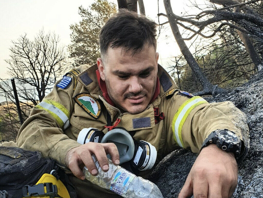 Η viral φωτογραφία από τη φωτιά στην Αχαΐα: Ο πυροσβέστης και η χελώνα